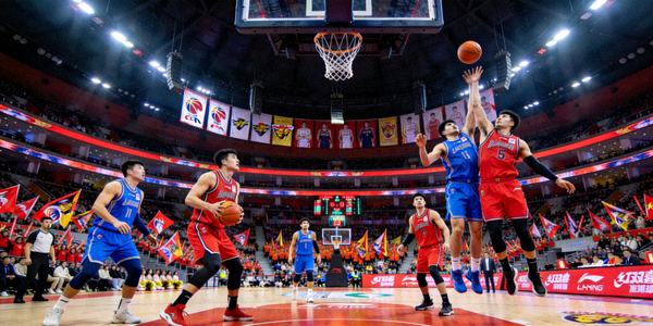 CBA联赛广东队与辽宁队激烈比赛现场