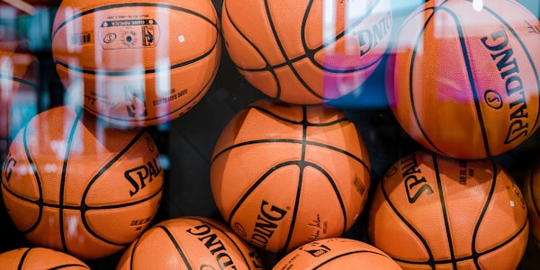 欧冠联赛巴塞罗那队训练场景及战术板